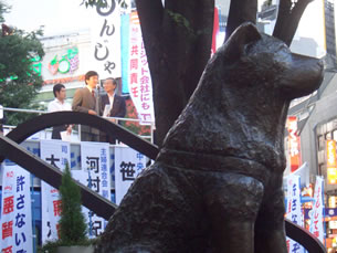 渋谷ハチ公前で街頭演説する池本誠司弁護士